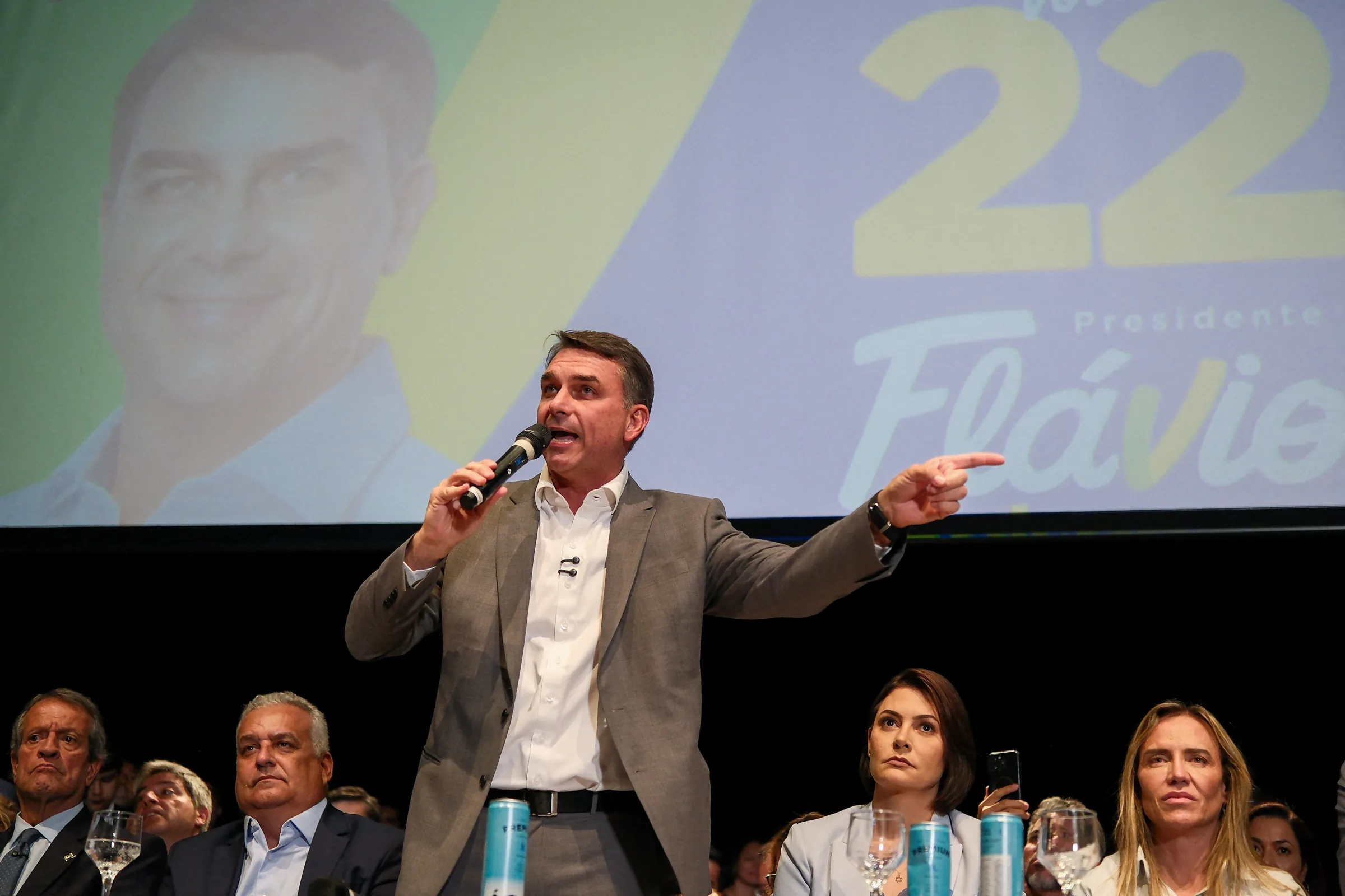 Flávio Bolsonaro articula alianças para o 2º turno