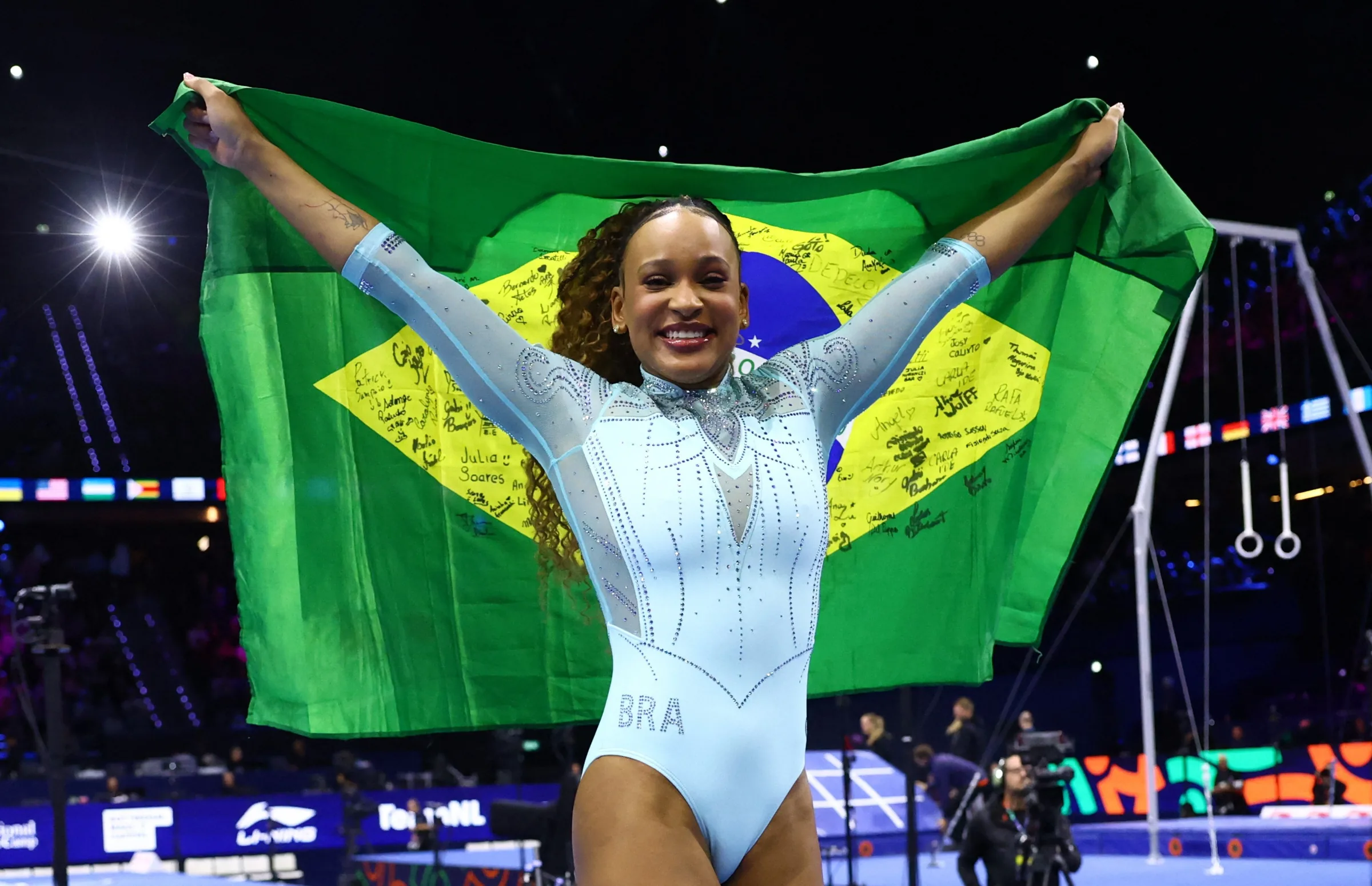 Análise: com Rebeca, Brasil volta ao pódio do Mundial de ginástica e dá passo por medalha nas Olimpíadas