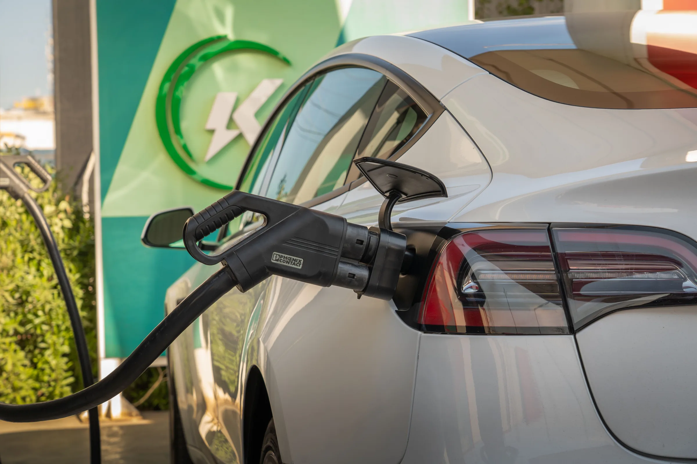 Preço da gasolina influencia decisão de compra de carros elétricos