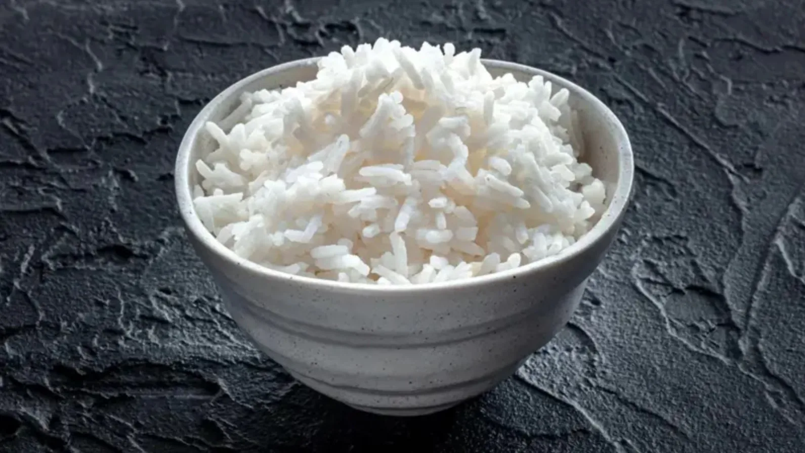 Faz diferença? Qual a ciência por trás do ato de lavar o arroz antes de cozinhar