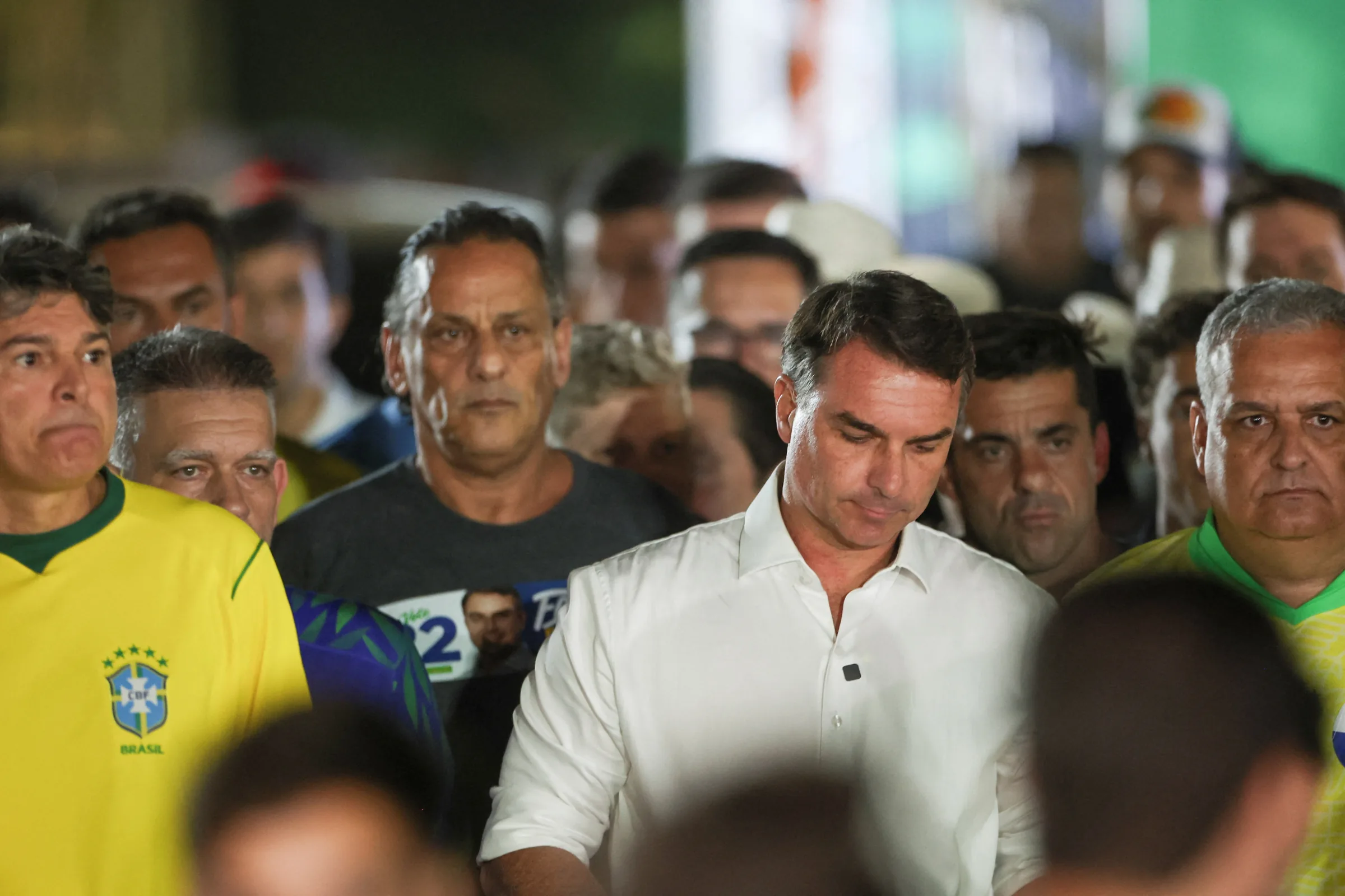TSE desmente Flávio Bolsonaro sobre retirada de fiscais do PL