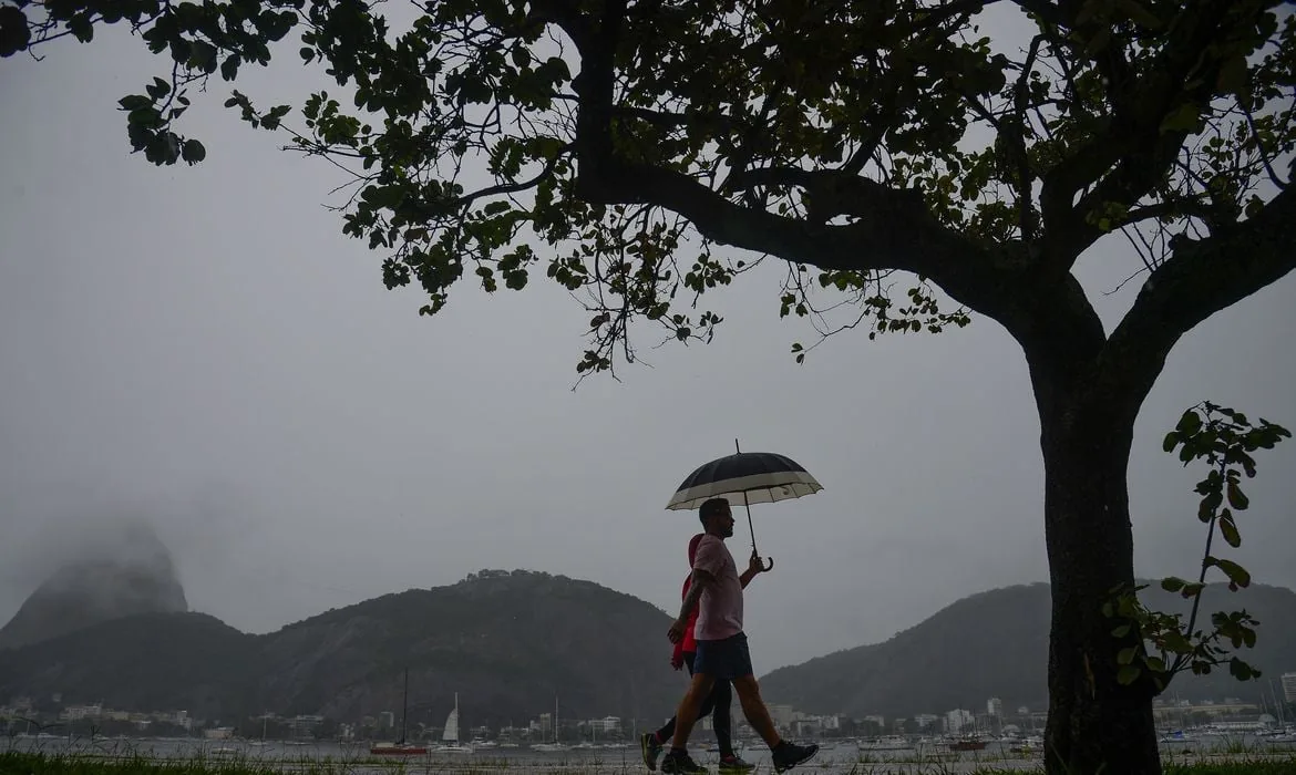 Frente fria e pancadas fortes de chuva marcam o dia