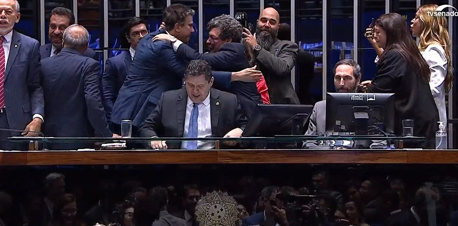 Senado aprova fim da escala 6x1, fortalecendo a campanha de Lula