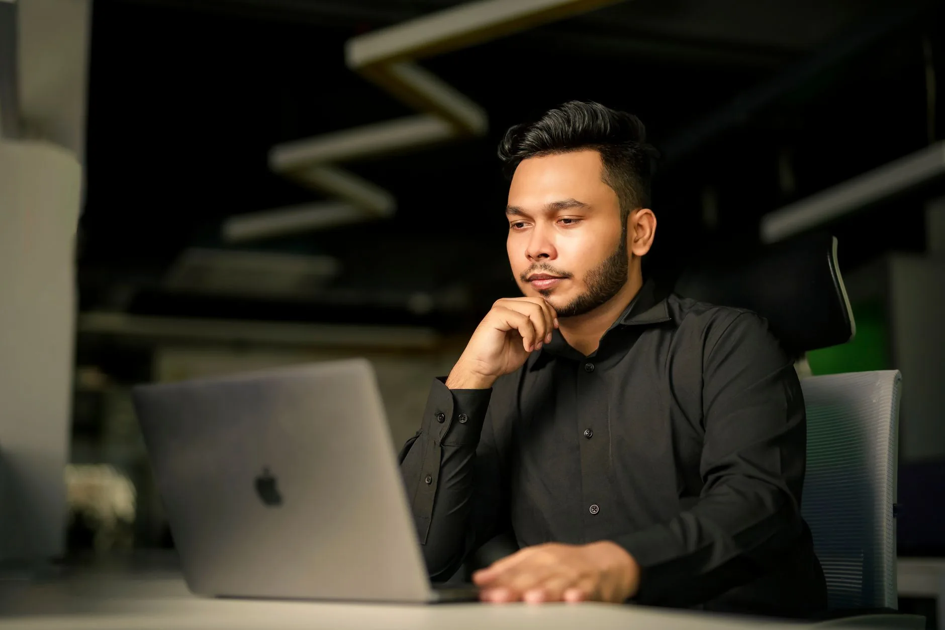 Jovem empreendedor lança computador especializado em IA