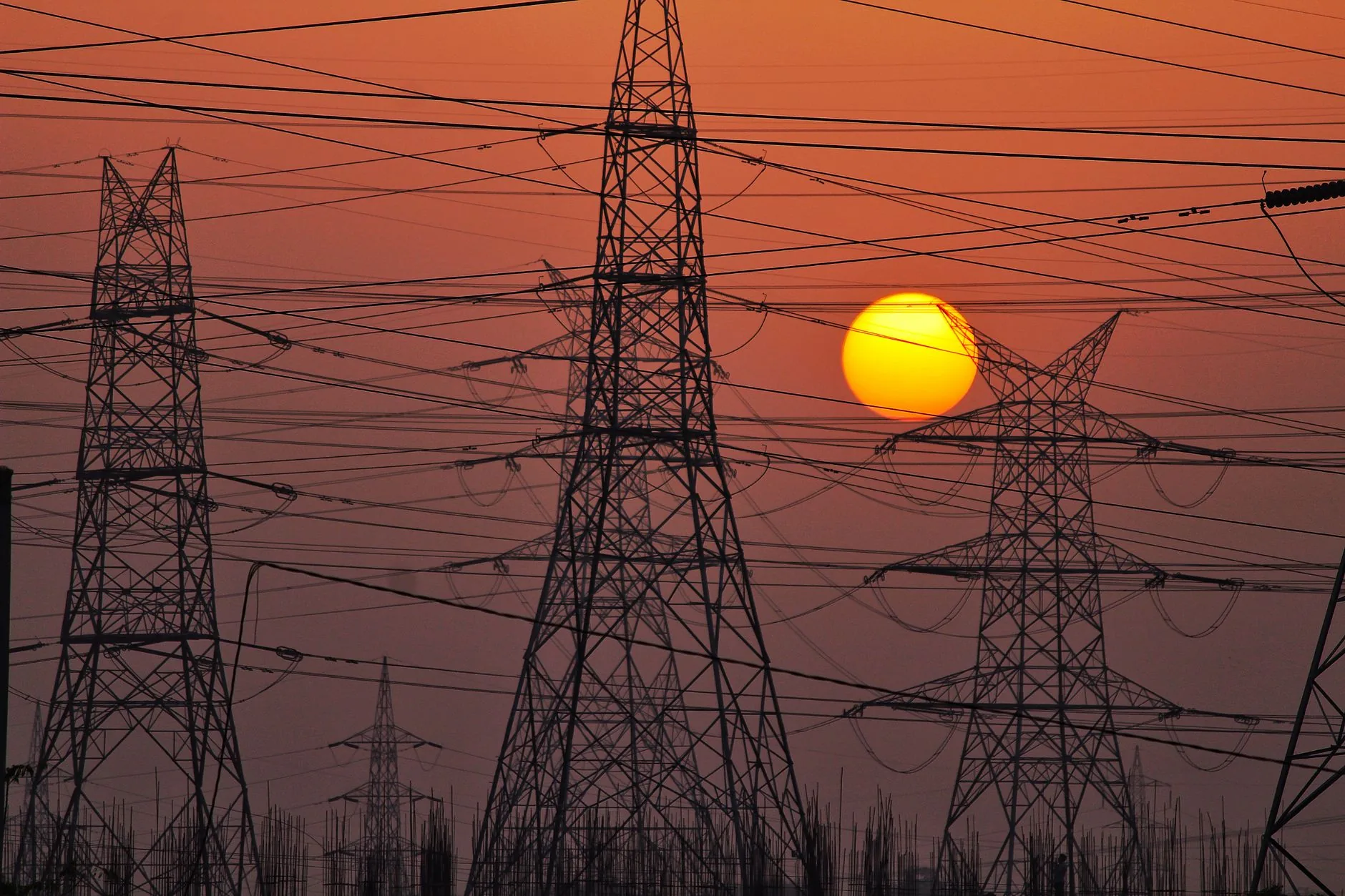 Problemas na rede elétrica prejudicam expansão da energia renovável no Reino Unido