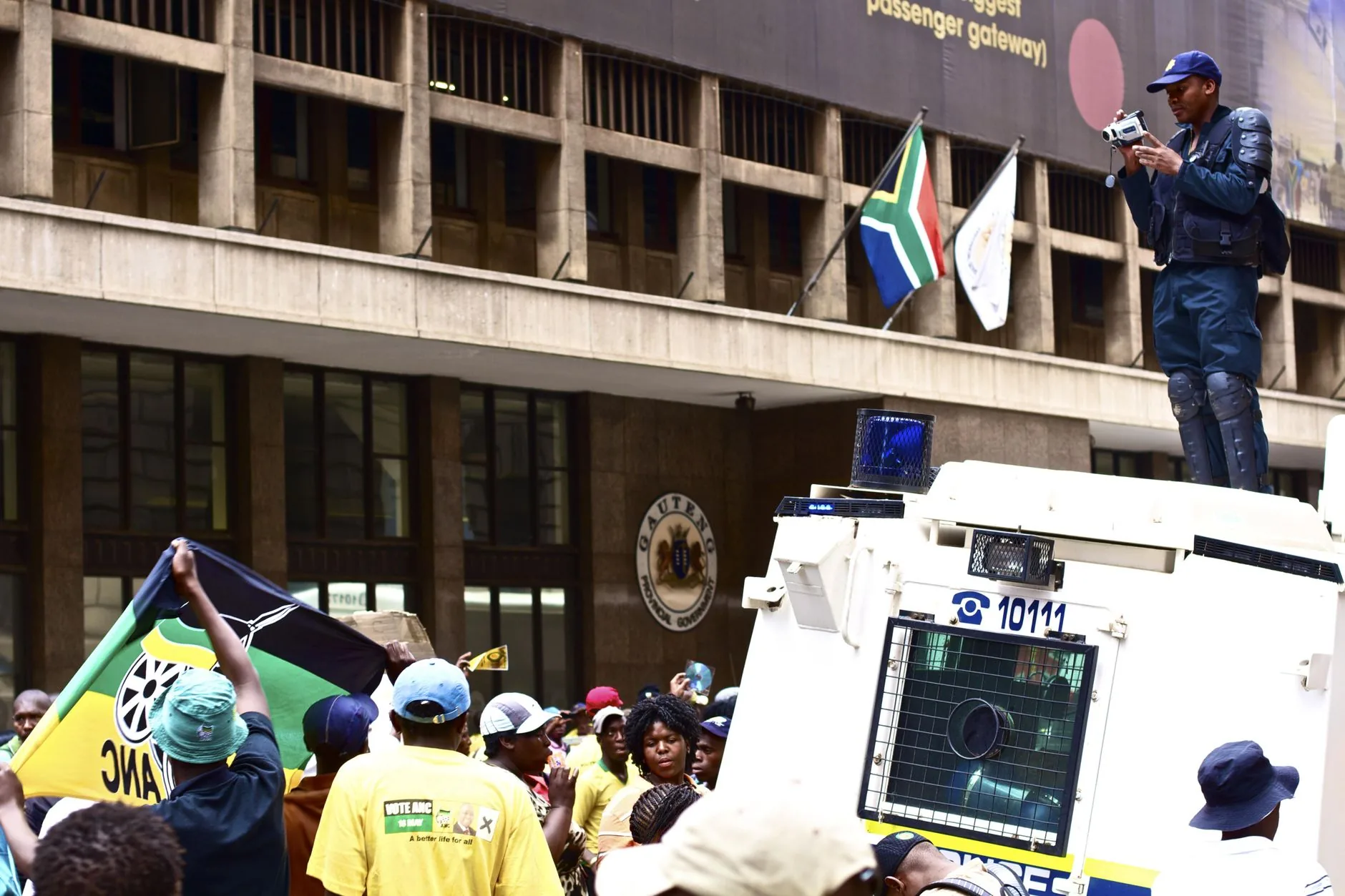 África do Sul revoga diretriz após protestos violentos