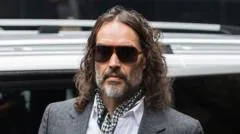 Ex-assistente de Russell Brand relata pressões sexuais durante trabalho