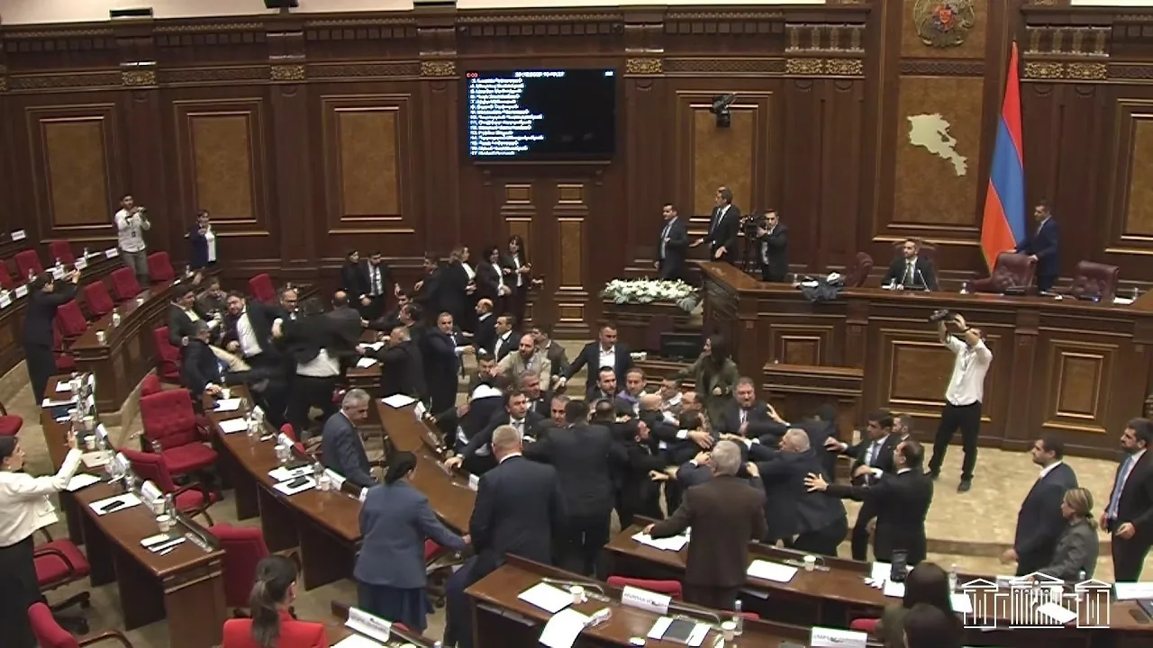 Briga generalizada entre deputados no Parlamento da Armênia