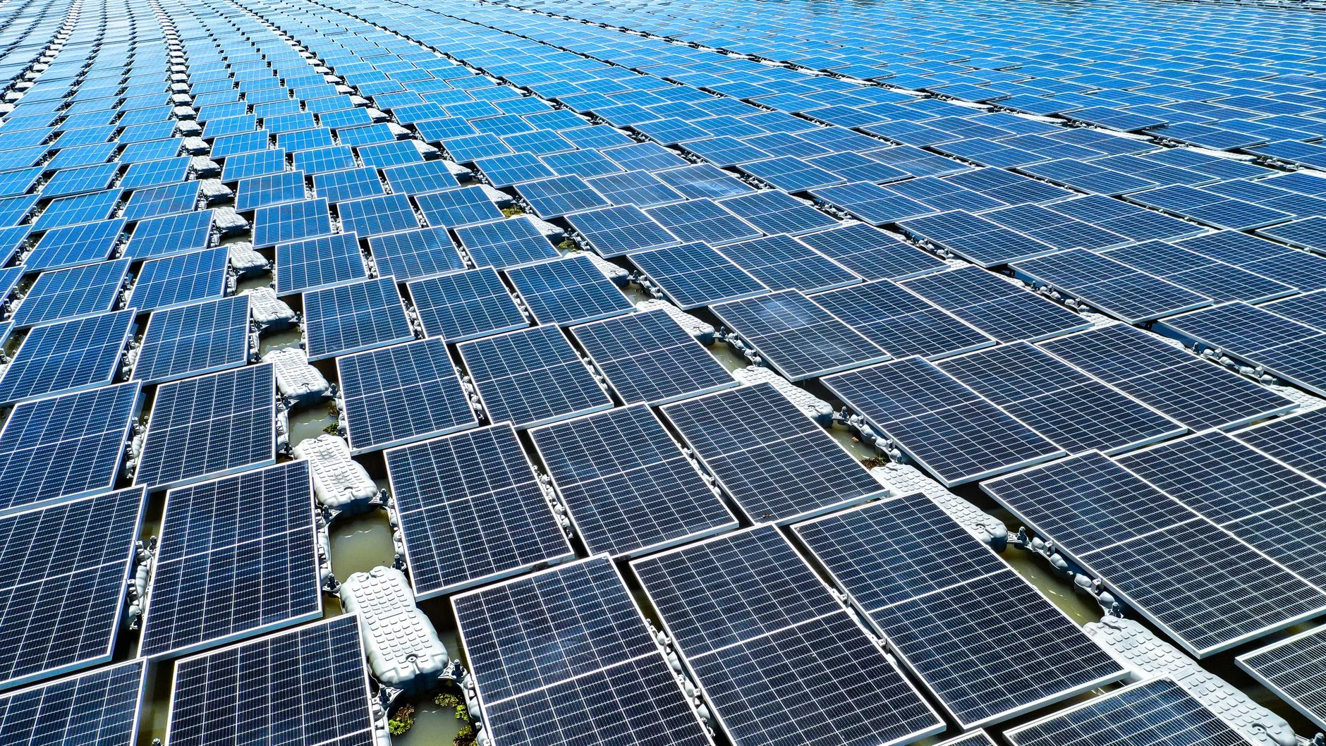 Nova Fronteira da Energia: Plataformas Flutuantes Prometem Solução Espaço-Eficiente