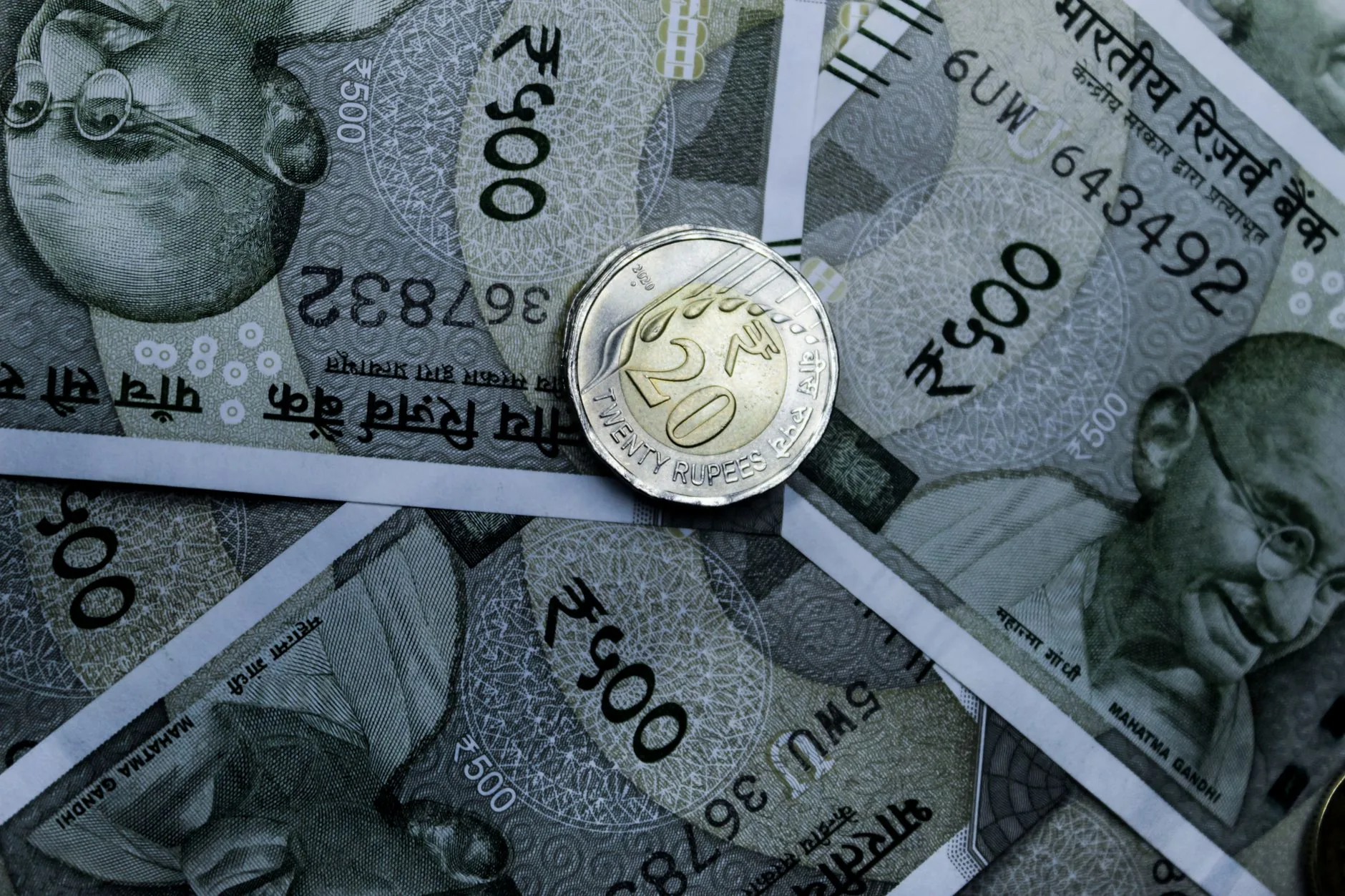 Preços do petróleo e moeda fraca pressionam custos na Índia