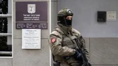 Policial serbio morto após ataque a embaixada israelense