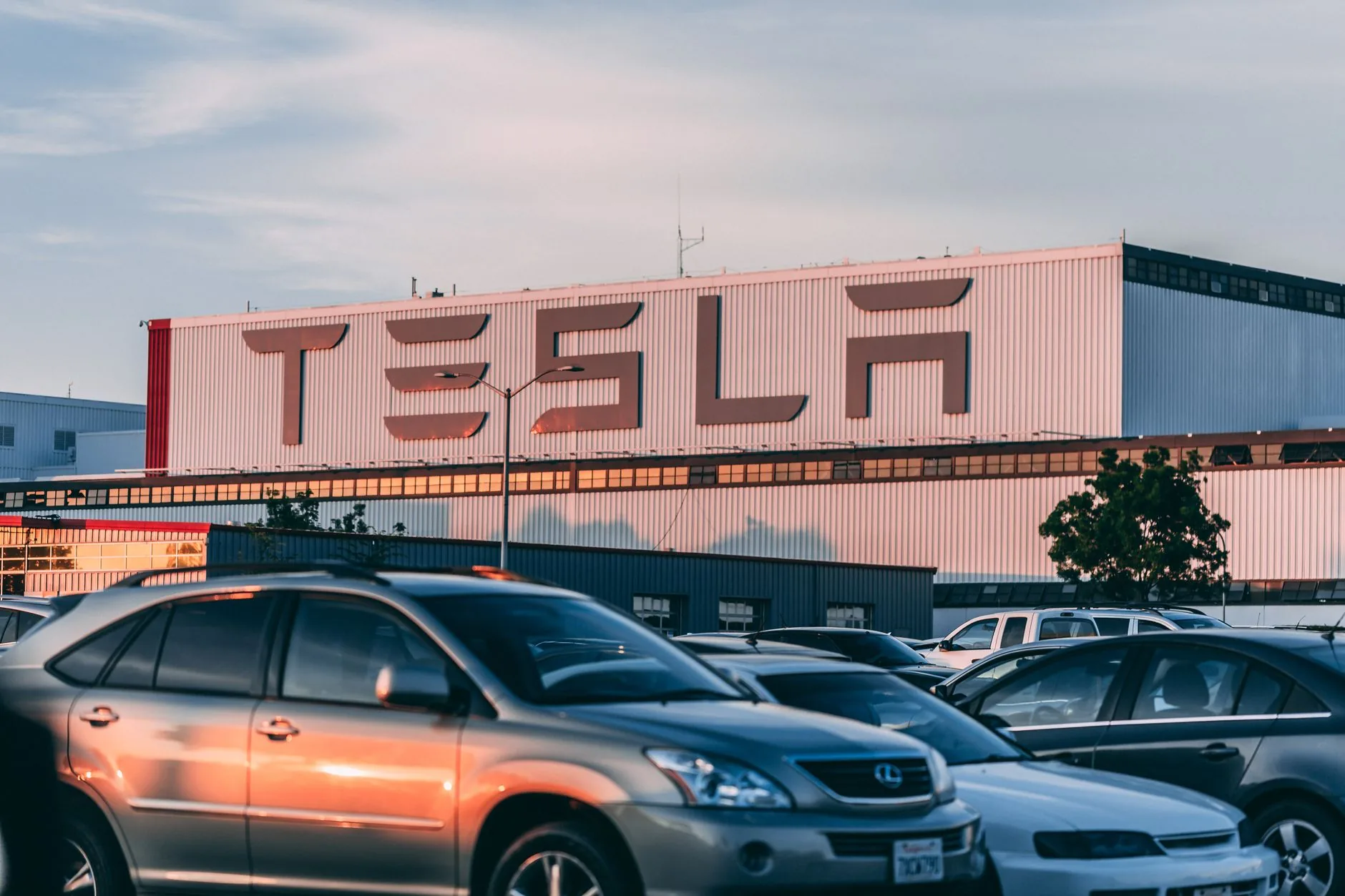 Lucid Motors reduz produção de veículos elétricos