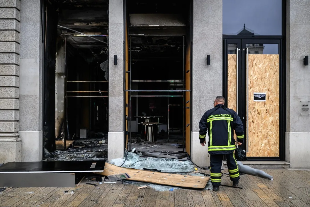 Vinted bloqueia anúncios de produtos roubados durante protestos na França