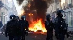 Macron pede calma após protestos e violência generalizados em França