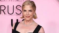 Actriz Selma Blair presa após suposta agressão a passageiros