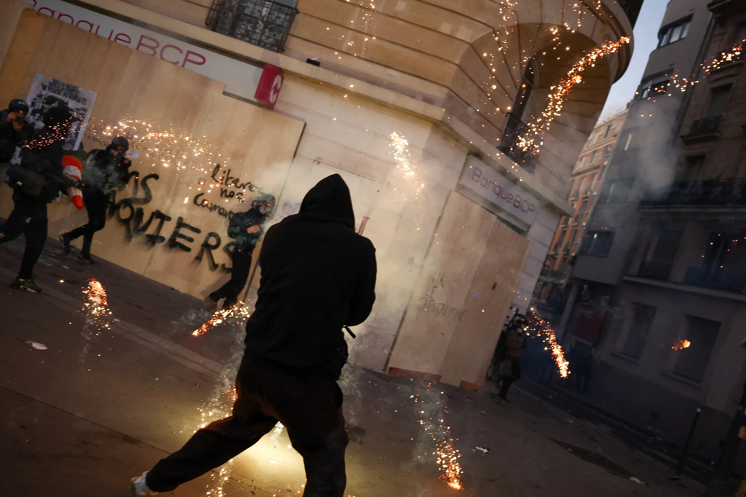 Protestos contra alta do custo de vida reúnem mais de 300 mil em Paris