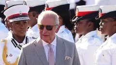 Rei Charles reconhece sofrimento do passado durante visita ao Caribe