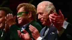 Rei Charles e Elton John assistem a workshop musical