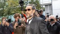 Acusadora de Russell Brand afirma que suposto estupro a deixou com medo de gravidez