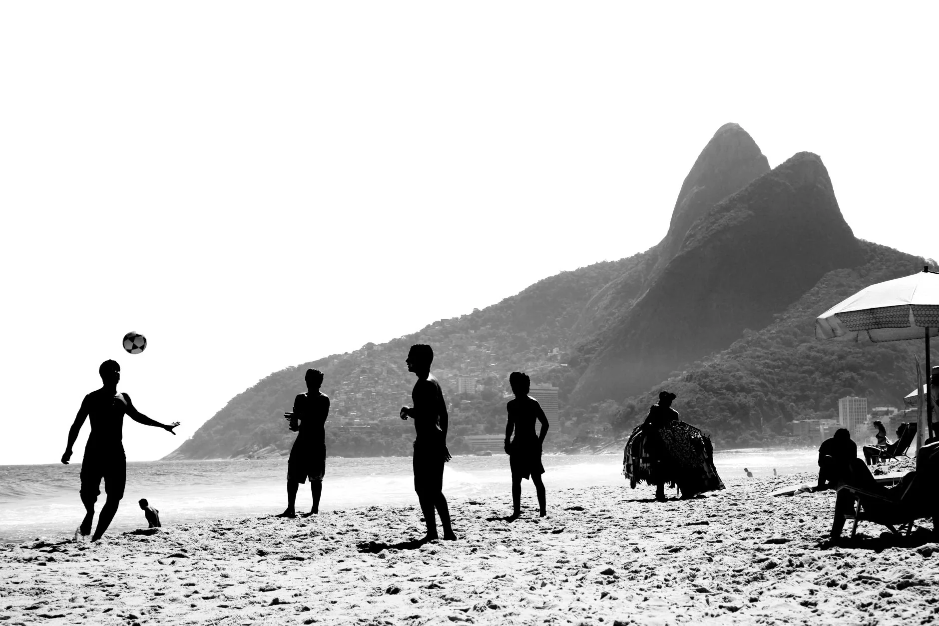 Ex-jogadoras da seleção incentivam alunas em escolas do Rio