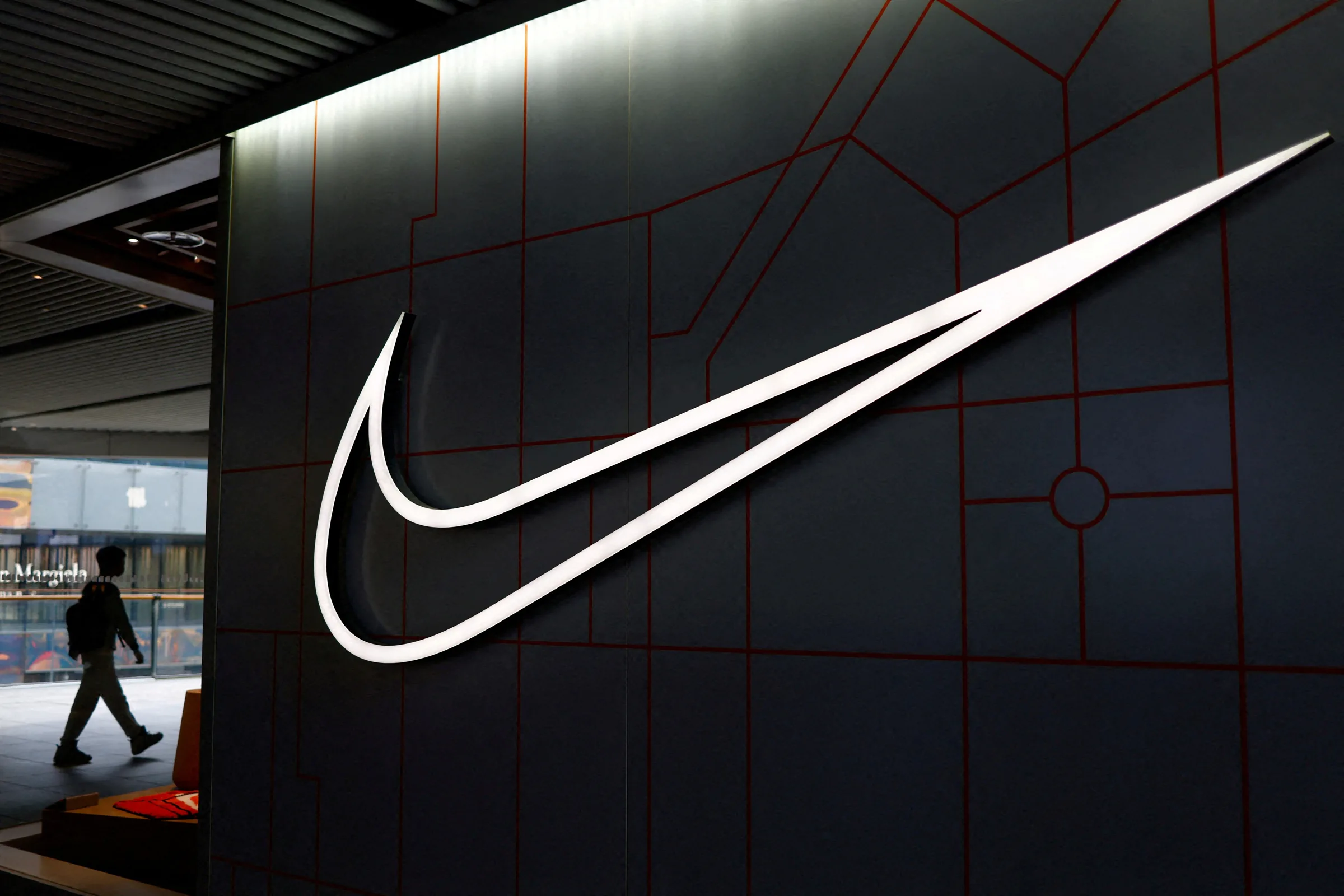 Nike enfrenta desafios após perdas de vendas e clientes