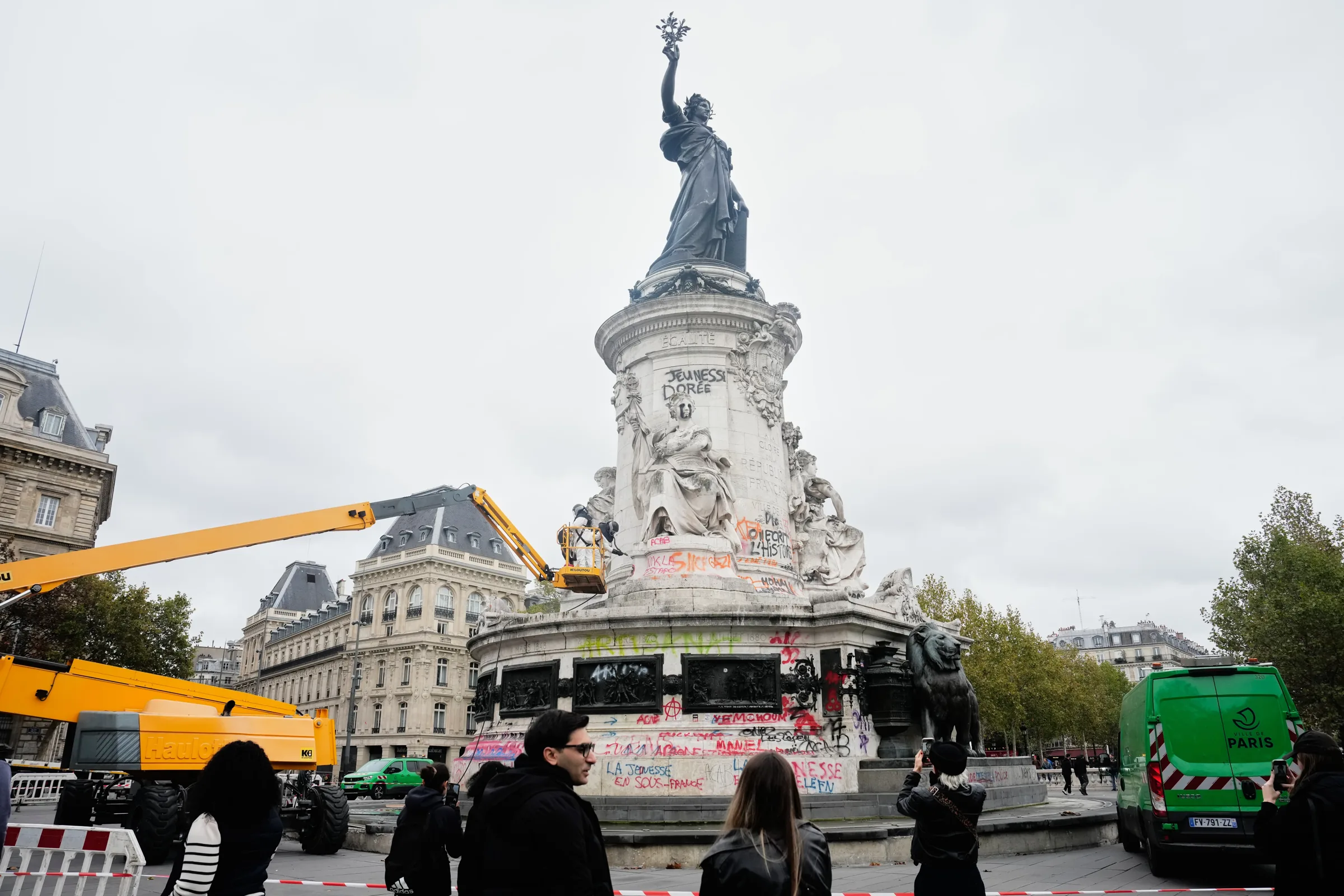 Milhares protestam em Paris após decisão judicial